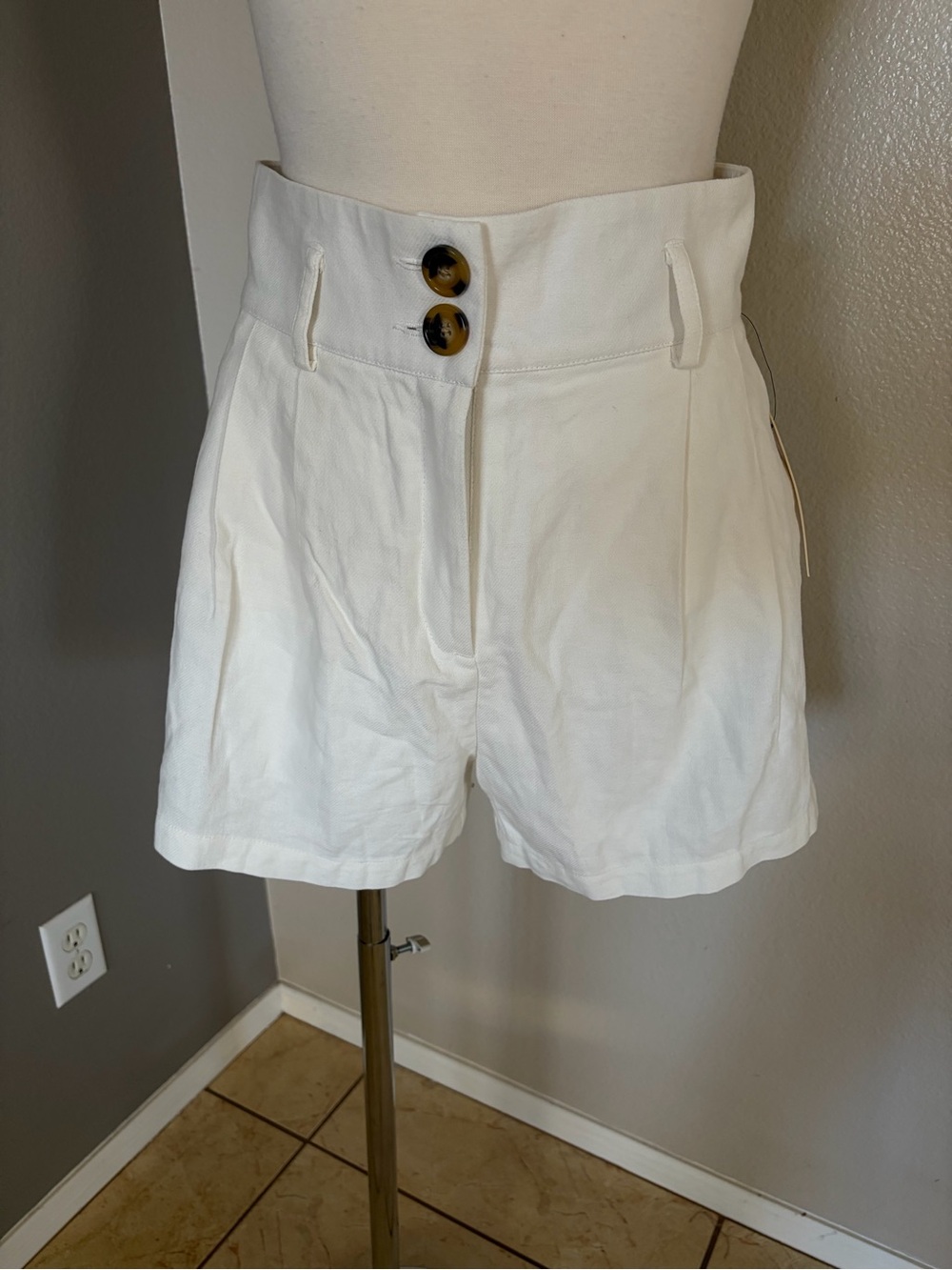 High-Waist White Pleated Women's Shorts with Tortoise Buttons